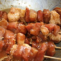 Szaszłyki z szynki  w śliwkowym sosie kasiuli