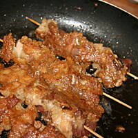 Szaszłyki z szynki  w śliwkowym sosie kasiuli