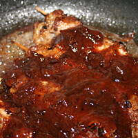 Szaszłyki z szynki  w śliwkowym sosie kasiuli