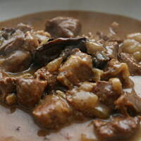 Gulasz w sosie sojowym z posmakiem śliwki kasiuli