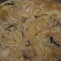 Gulasz w sosie sojowym z posmakiem śliwki kasiuli