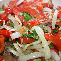 Szybka surówka z papryką konserwową i cebulką