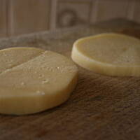 Kotlecik z sera żółtego z suszonymi pomidorami