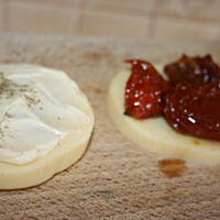 Kotlecik z sera żółtego z suszonymi pomidorami