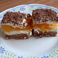 Ciasto z galaretką i owocami