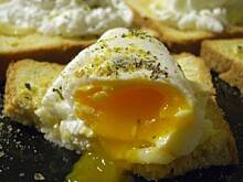 Fot. małpiatka, Jajka w koszulkach na tostach