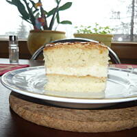 drożdżowy z bitą śmietaną i migdałami pycha