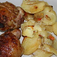 Kurczak paprykowy pieczony na ziemniakach kasiuli