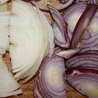 Sałatka z wędzonym kurczakiem i serem kasiuli