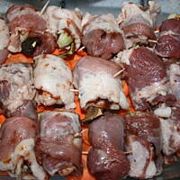 Roladki z boczku pieczone na warzywach kasiuli