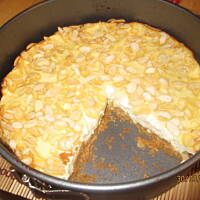 Sernik miodowo migdalowy