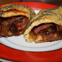 Paszteciki z boczkiem śliwkami i cebulą kasiuli