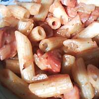 Makaron i parówki z patelni