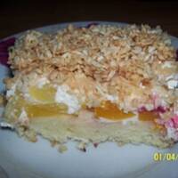 biszkopt ze śmietaną i posypką kokosową