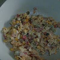 Sałatka z kolorowego makaronu