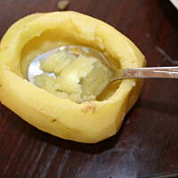 Faszerowane pieczone ziemniaki z sosem kasiuli