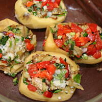 Faszerowane pieczone ziemniaki z sosem kasiuli