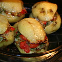 Faszerowane pieczone ziemniaki z sosem kasiuli