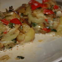 Faszerowane pieczone ziemniaki z sosem kasiuli