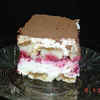 Tiramisu ze śmietaną i malinami