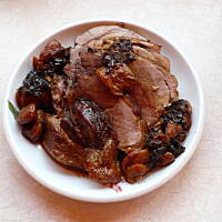 Pieczona łopatka z suszonymi owocami