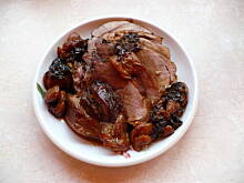 Fot. arabis, Pieczona łopatka z suszonymi owocami