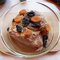 Pieczona łopatka z suszonymi owocami