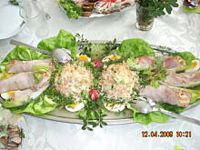 Fot. Zombi, sałatka zawijana w szynce w galarecie