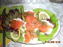 Fot. Zombi, roladki z łososia