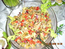 Fot. Zombi, kolorowa sałatka z łososiem