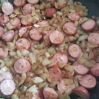 Makaron i parówki z patelni