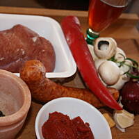 Gulasz po cygańsku z polędwicy w sosie kasiuli