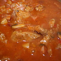 Gulasz po cygańsku z polędwicy w sosie kasiuli