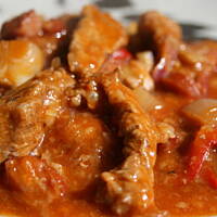 Gulasz po cygańsku z polędwicy w sosie kasiuli