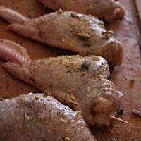 Faszerowane skrzydełka w smakowitym sosie kasiuli