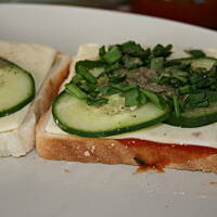 Zielone pikantne tosty z serem kasiuli