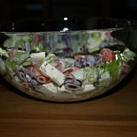 Sałatką z fetą czerwoną fasolką i sosem czosnkowym