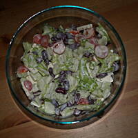 Sałatką z fetą czerwoną fasolką i sosem czosnkowym