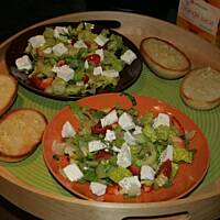 Salatka grecka z pieczywkiem czosnkowym