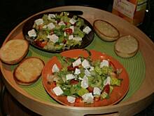Fot. Kuchnia Kasi, Salatka grecka z pieczywkiem czosnkowym