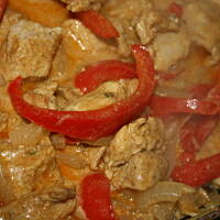 Kurczak o indyjskiej nucie w sosie curry kasiuli