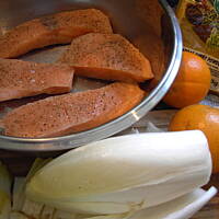 Łosoś z cykorią i pomarańczami