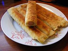 Fot. dorkiszon, naleśniki z parówką i żółtym serem