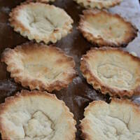 Babeczki z budyniem galaretką i owocami kasiuli