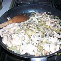 Schabowy z pieczarkami i szparagami