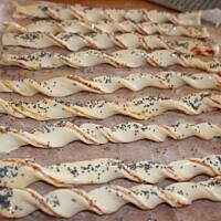 Paluszki z ciasta francuskiego na ostro kasiuli