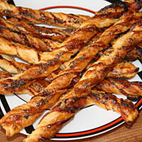 Paluszki z ciasta francuskiego na ostro kasiuli