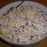 Surówka z sałatą lodową w tle wg Różyczki