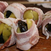 Ziemniaczane szaszłyki z boczkiem i śliwką kasiuli