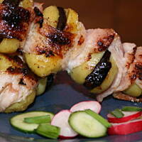 Ziemniaczane szaszłyki z boczkiem i śliwką kasiuli